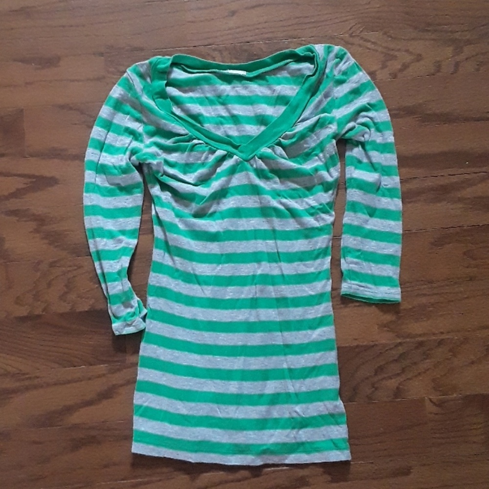 Great condition three-quarter-length v neck top
